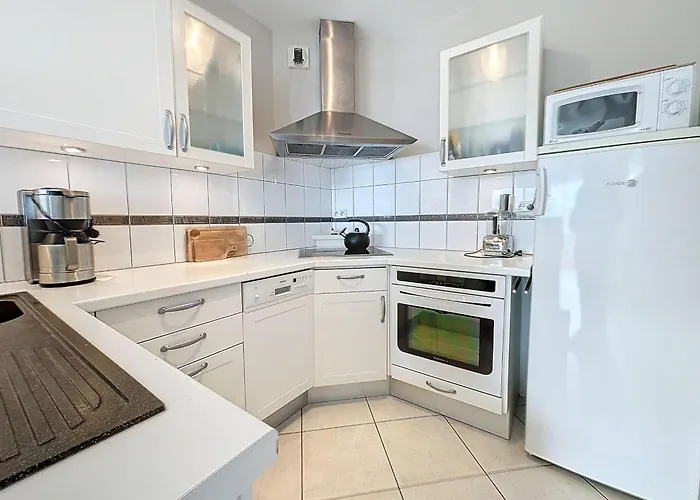 A 300m De La Avec Balcon Et Parking A - Fr-1-361-17 Granville